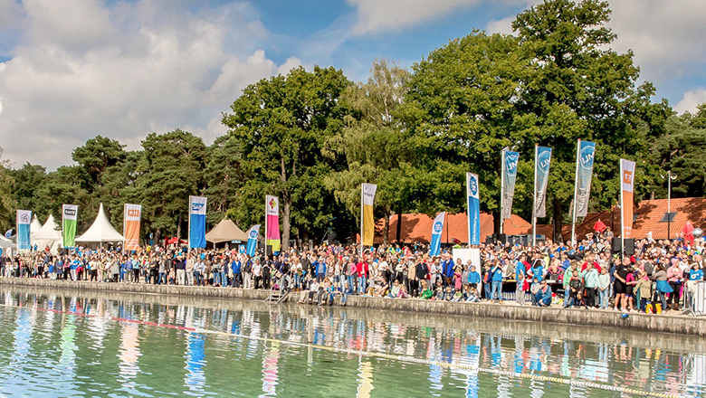 Publiek bij Swim to Fight Cancer IJzeren Man Vught